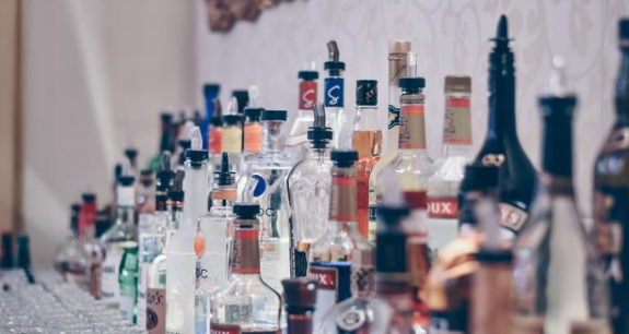 购酒水送客户，取得专票能抵扣吗？如何做账？企业所得税呢？