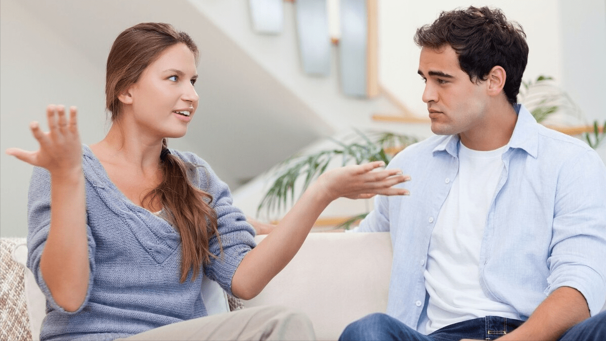 自然人股权平价转让给夫妻100%控股的公司要征个人所得税吗？